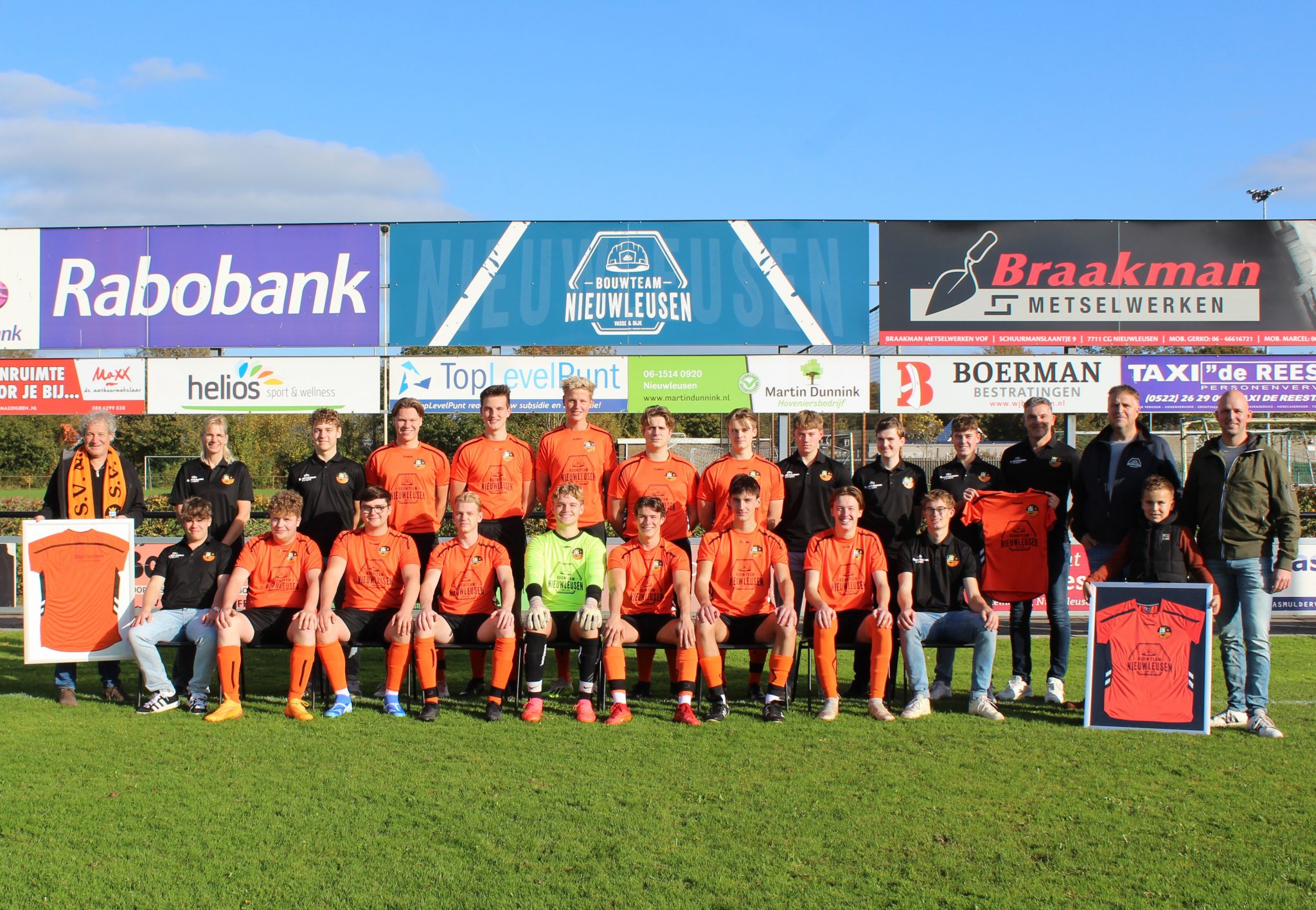 Bouwteam Nieuwleusen; Ellage Electonics en R. van Leussen transport sponsoren 10e elftal