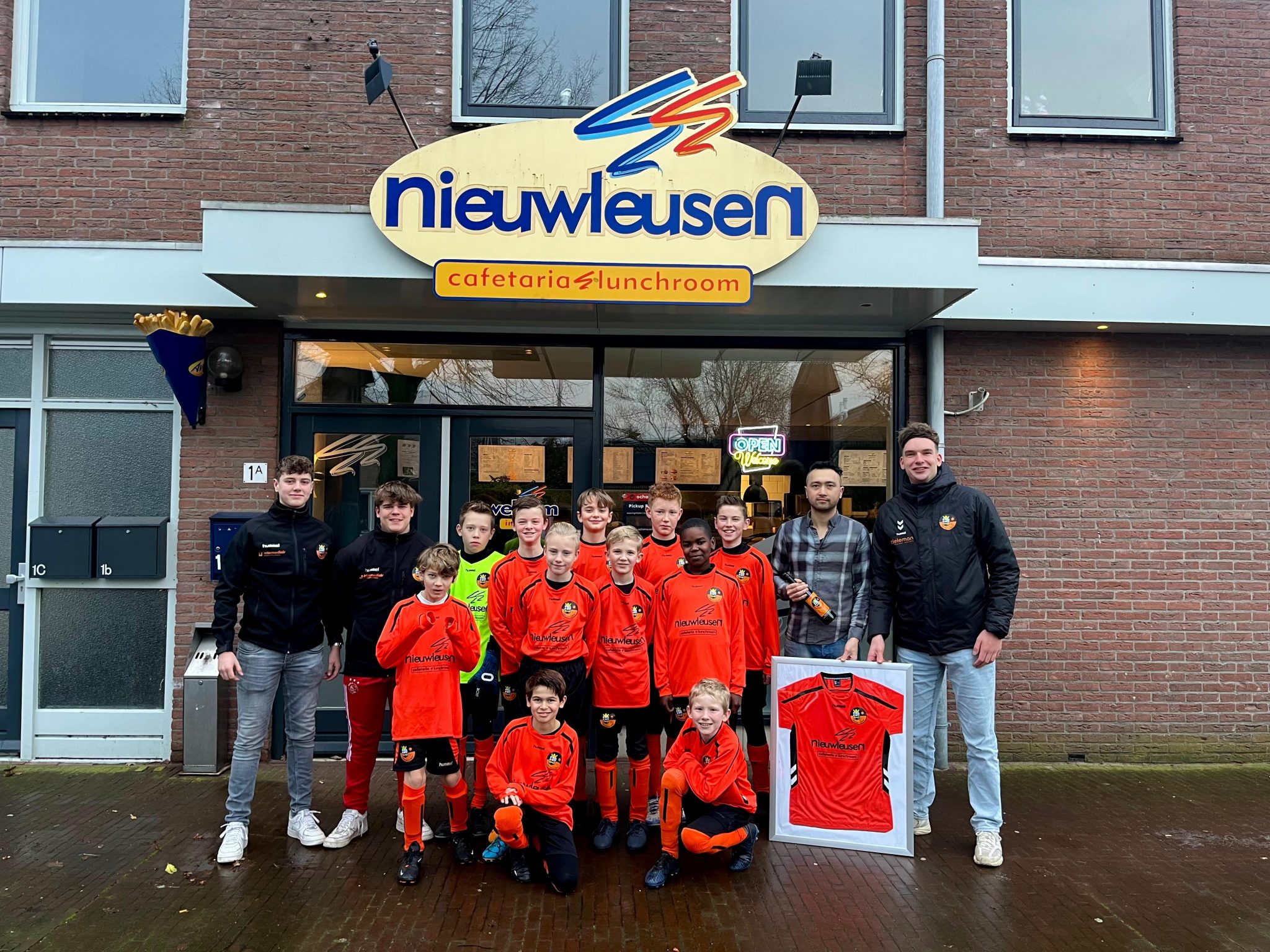 Cafetaria en lunchroom Nieuwleusen nieuwe shirtsponsor S.V. Nieuwleusen JO12-1