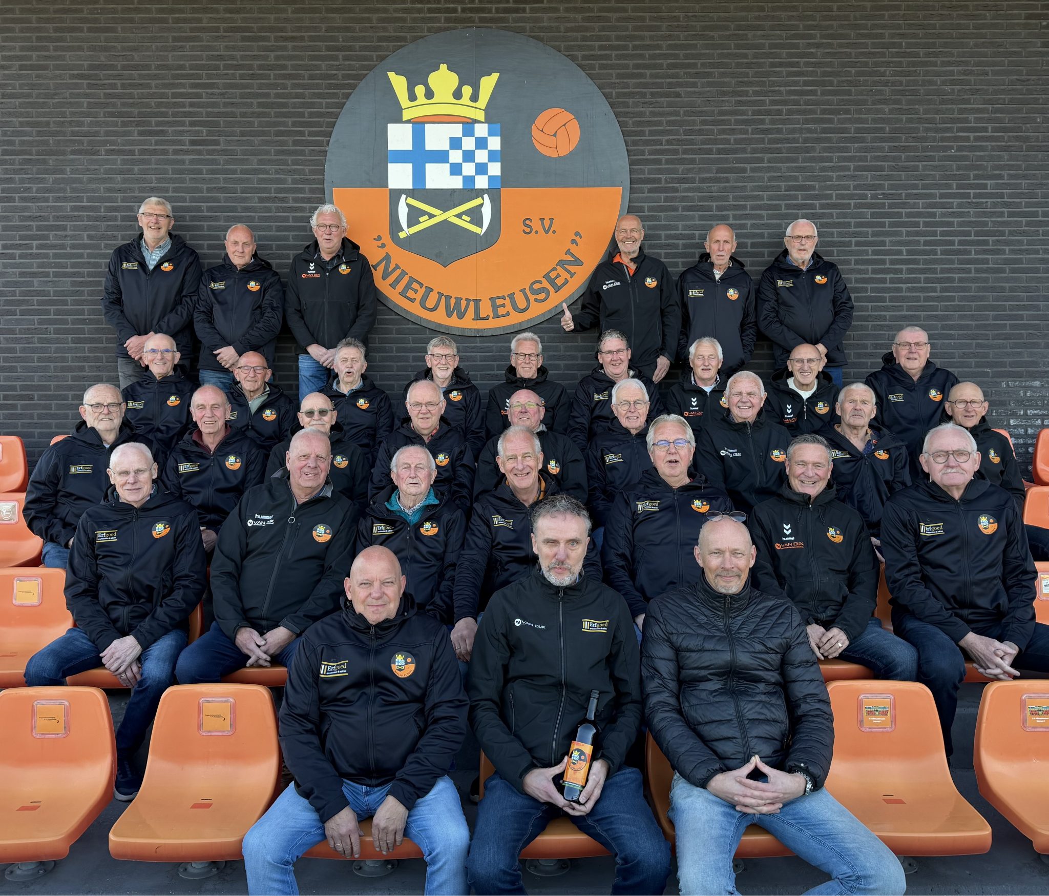 Van Dijk Ontwerp en Engineering en Erfgoed Architectuur & Advies sponsort vrijwilligers met nieuwe jassen