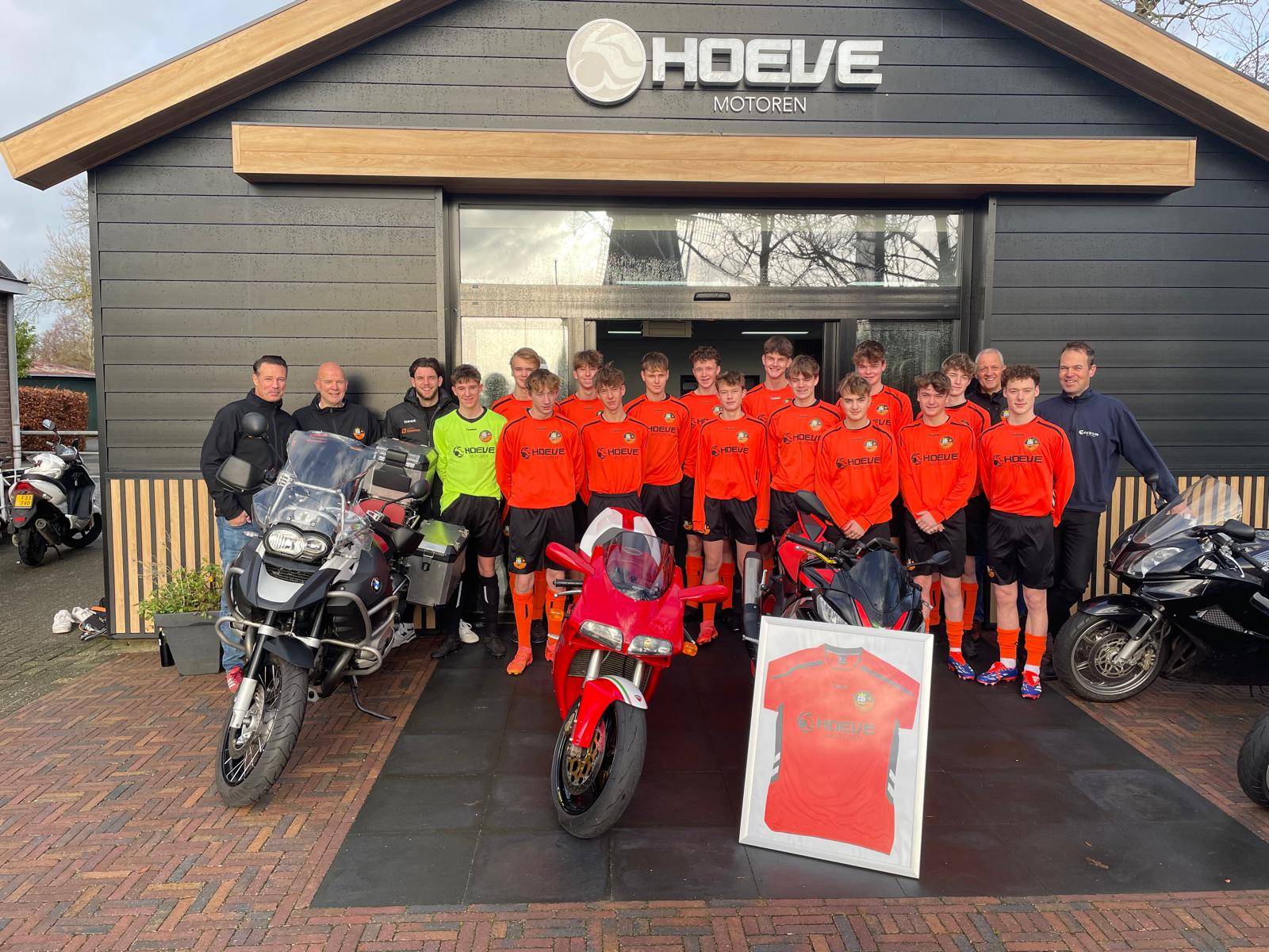 Hoeve Motoren nieuwe shirtsponsor S.V. Nieuwleusen JO17-1