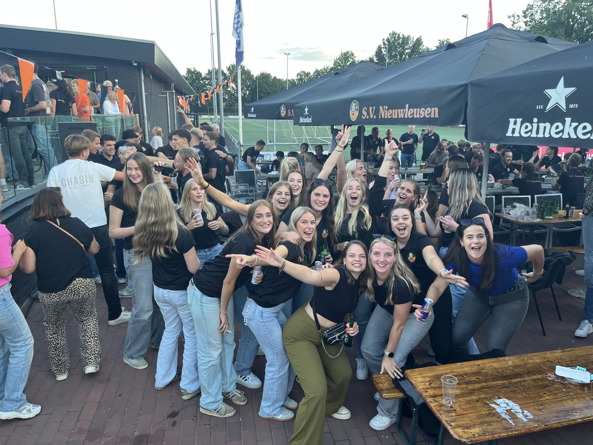 Bezichtiging nieuwe kleedkamers tijdens open dag S.V. Nieuwleusen